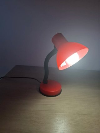 Lampada da tavolo rossa moderna
