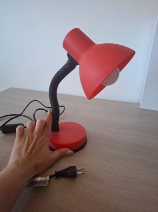 Lampada da tavolo rossa moderna