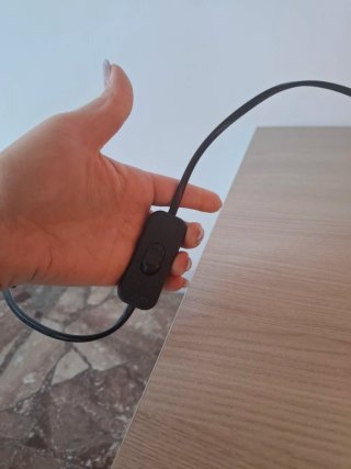 Lampada da tavolo rossa moderna