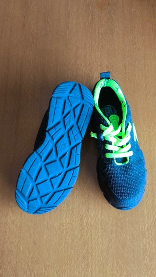 Zapatos de seguridad azules y verdes