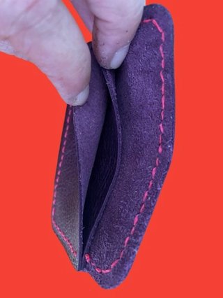 Tarjetero piel morado costura rosa