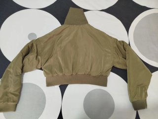 Cazadora bomber chica corta verde sin estrenar