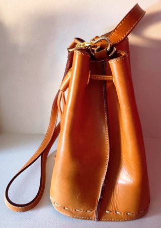 Bolso de mano de cuero marrón