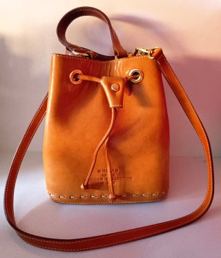 Bolso de mano de cuero marrón