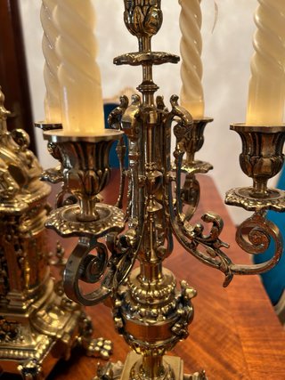 Reloj y candelabros de metal dorado