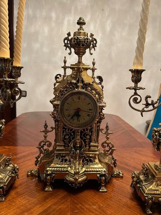 Reloj y candelabros de metal dorado