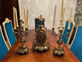 Reloj y candelabros de metal dorado