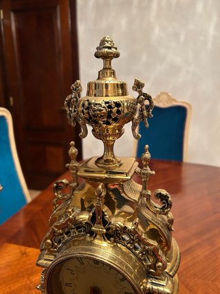 Reloj y candelabros de metal dorado