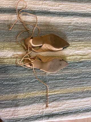 Zapatos planos beige y negros con cordones
