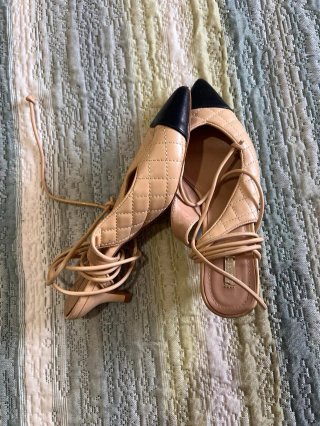 Zapatos planos beige y negros con cordones