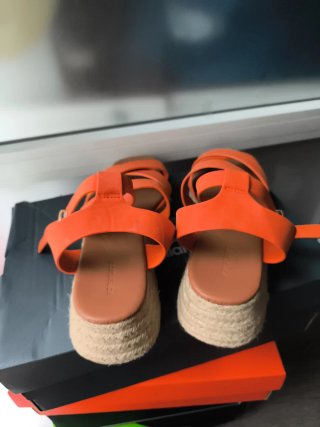 Sandalias naranjas con cuña de esparto