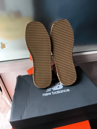 Sandalias naranjas con cuña de esparto
