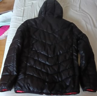 Abrigo acolchado negro con detalles rojos