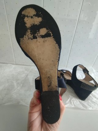 Sandalias de cuña azul marino y pitón.