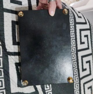 Joyero negro con cierre metálico dorado