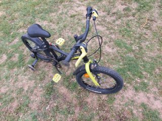 Bicicleta infantil Btwin negra y amarilla