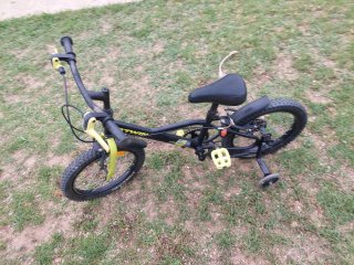 Bicicleta infantil Btwin negra y amarilla