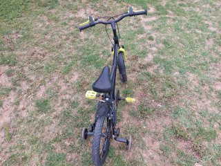 Bicicleta infantil Btwin negra y amarilla