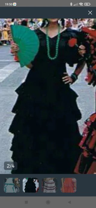 Traje de flamenca negro con volantes
