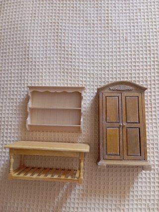 Mesa, estante y armario miniatura