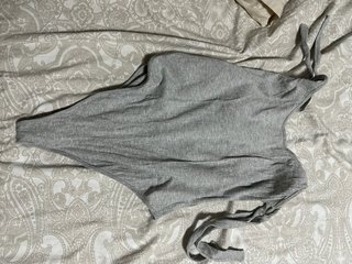 Body gris con tiras