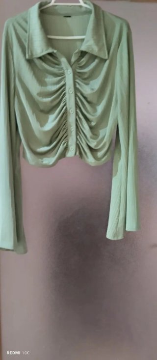 Blusa verde fruncida