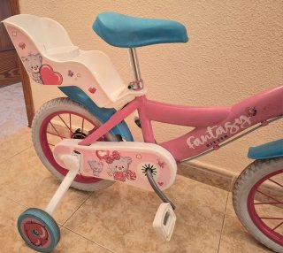 Bicicleta infantil rosa con cesta