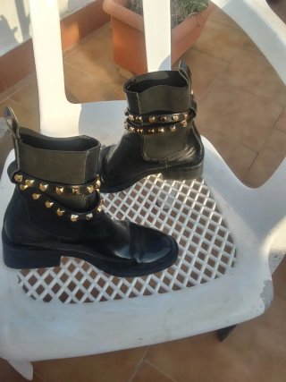 Botines Biker Chelsea Tachuelas Doradas Negros