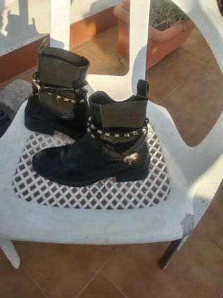Botines Biker Chelsea Tachuelas Doradas Negros