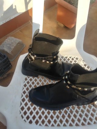 Botines Biker Chelsea Tachuelas Doradas Negros