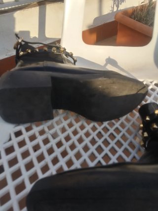 Botines Biker Chelsea Tachuelas Doradas Negros