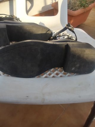 Botines Biker Chelsea Tachuelas Doradas Negros