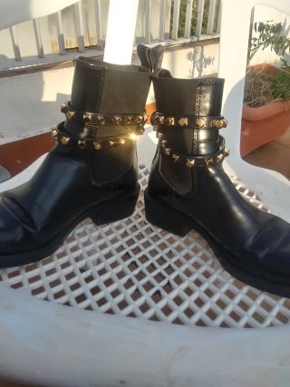 Botines Biker Chelsea Tachuelas Doradas Negros