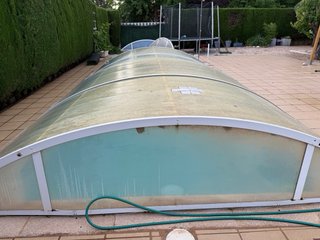 Cubierta de piscina de metal y plástico
