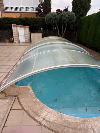 Cubierta de piscina de metal y plástico