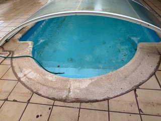 Cubierta de piscina de metal y plástico