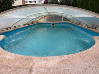 Cubierta de piscina de metal y plástico