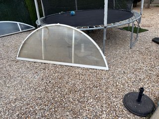 Cubierta de piscina de metal y plástico