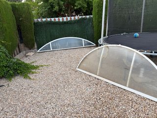 Cubierta de piscina de metal y plástico