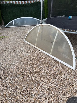 Cubierta de piscina de metal y plástico
