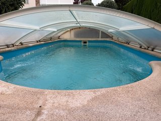 Cubierta de piscina de metal y plástico