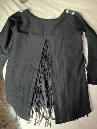 Jersey negro y blanco con flecos