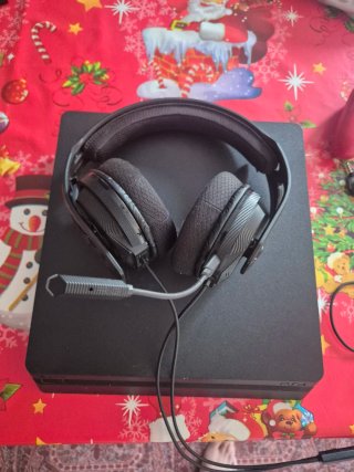 Consola PS4, Mando, Auriculares y Juegos.