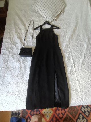 Vestido fiesta Pronovias negro.