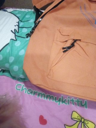 Mochila naranja con logo