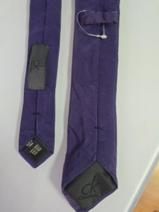 Corbata Calvin Klein Morada Elegante. Cina