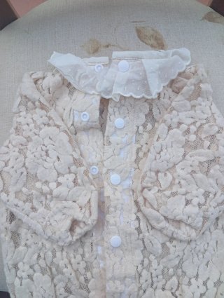 Pelele beige con capota de encaje