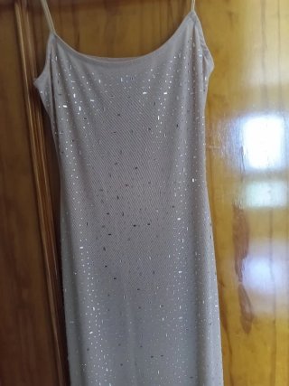 Vestido largo brillante beige/nude