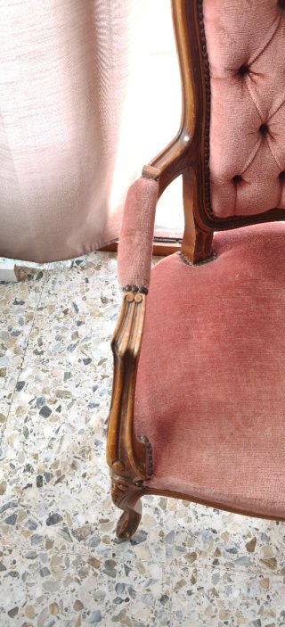 Poltrona in stile ottomano in velluto rosa