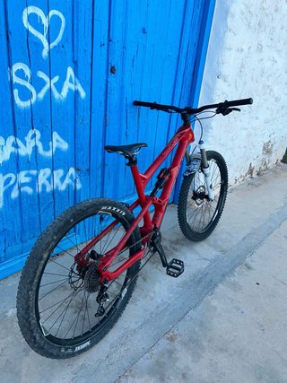 Bicicleta de montaña Focus roja